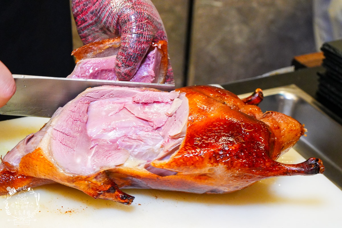 台南烤鴨推薦[墨川四川樟茶烤鴨安平店]平均一個人不到600元的冬至烤鴨大餐！金黃酥脆的烤鴨銷魂好吃！