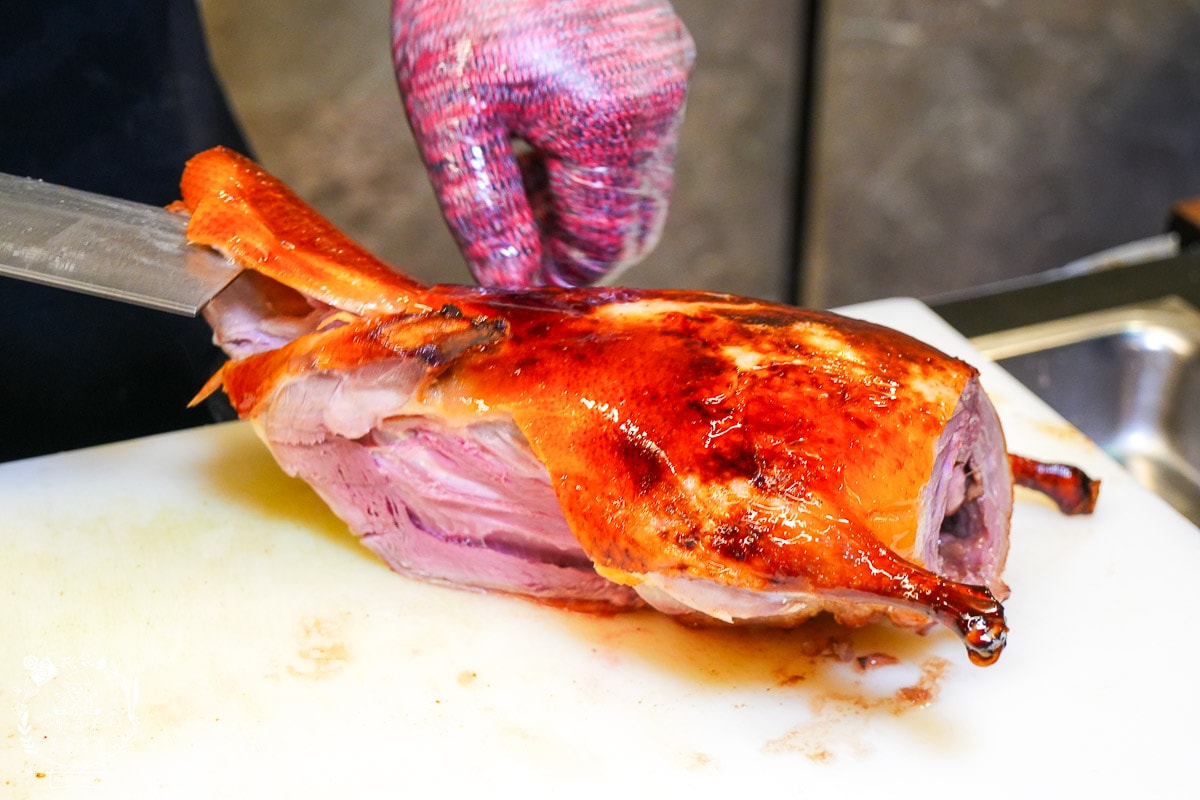 台南烤鴨推薦[墨川四川樟茶烤鴨安平店]平均一個人不到600元的冬至烤鴨大餐！金黃酥脆的烤鴨銷魂好吃！