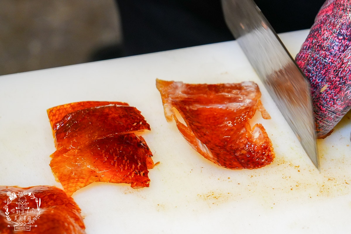 台南烤鴨推薦[墨川四川樟茶烤鴨安平店]平均一個人不到600元的冬至烤鴨大餐！金黃酥脆的烤鴨銷魂好吃！