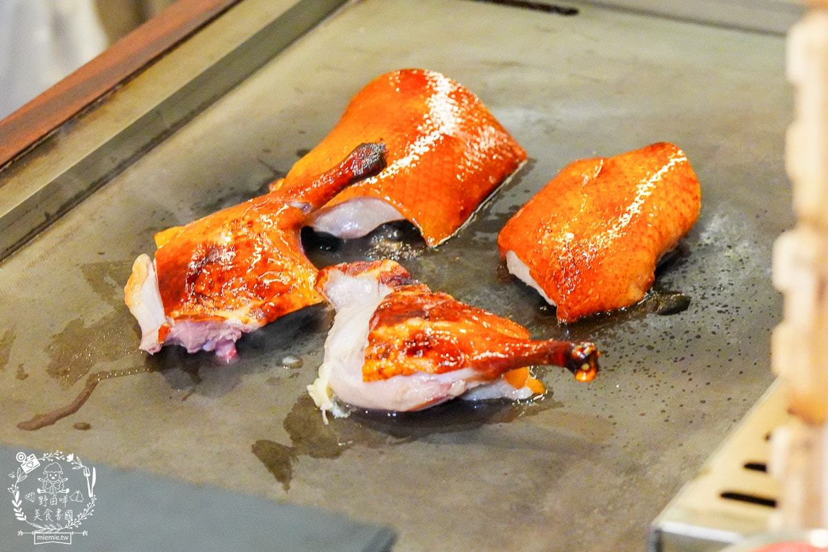 台南烤鴨推薦[墨川四川樟茶烤鴨安平店]平均一個人不到600元的冬至烤鴨大餐！金黃酥脆的烤鴨銷魂好吃！