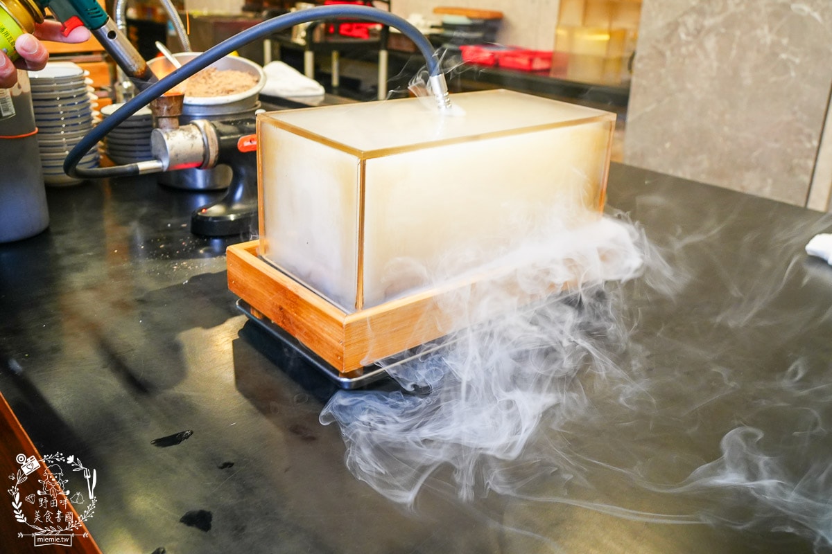 台南烤鴨推薦[墨川四川樟茶烤鴨安平店]平均一個人不到600元的冬至烤鴨大餐！金黃酥脆的烤鴨銷魂好吃！