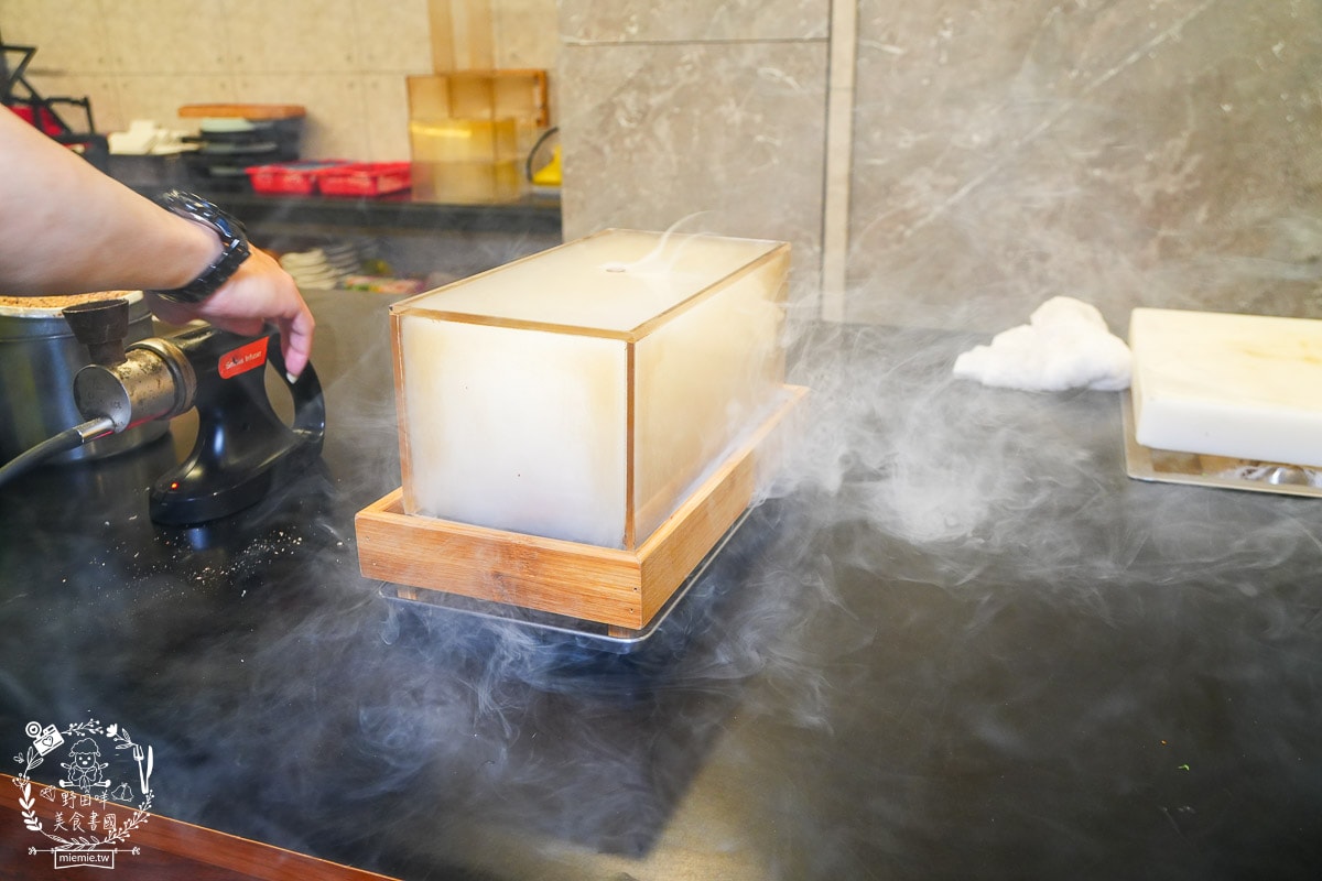 台南烤鴨推薦[墨川四川樟茶烤鴨安平店]平均一個人不到600元的冬至烤鴨大餐！金黃酥脆的烤鴨銷魂好吃！