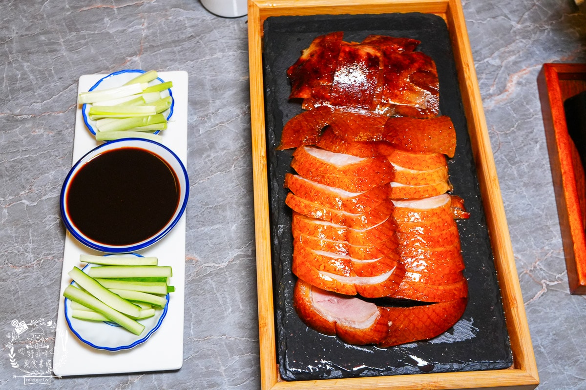 台南烤鴨推薦[墨川四川樟茶烤鴨安平店]平均一個人不到600元的冬至烤鴨大餐！金黃酥脆的烤鴨銷魂好吃！