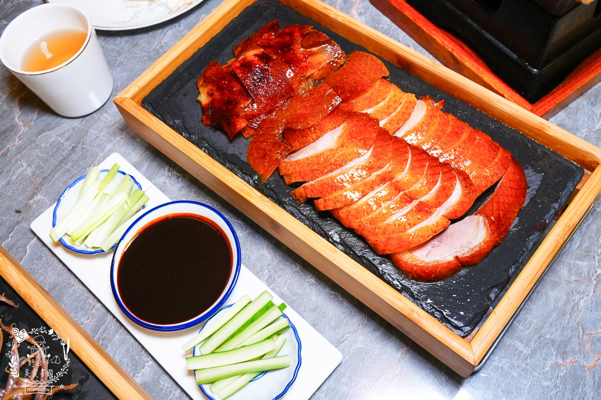 台南烤鴨推薦[墨川四川樟茶烤鴨安平店]平均一個人不到600元的冬至烤鴨大餐！金黃酥脆的烤鴨銷魂好吃！