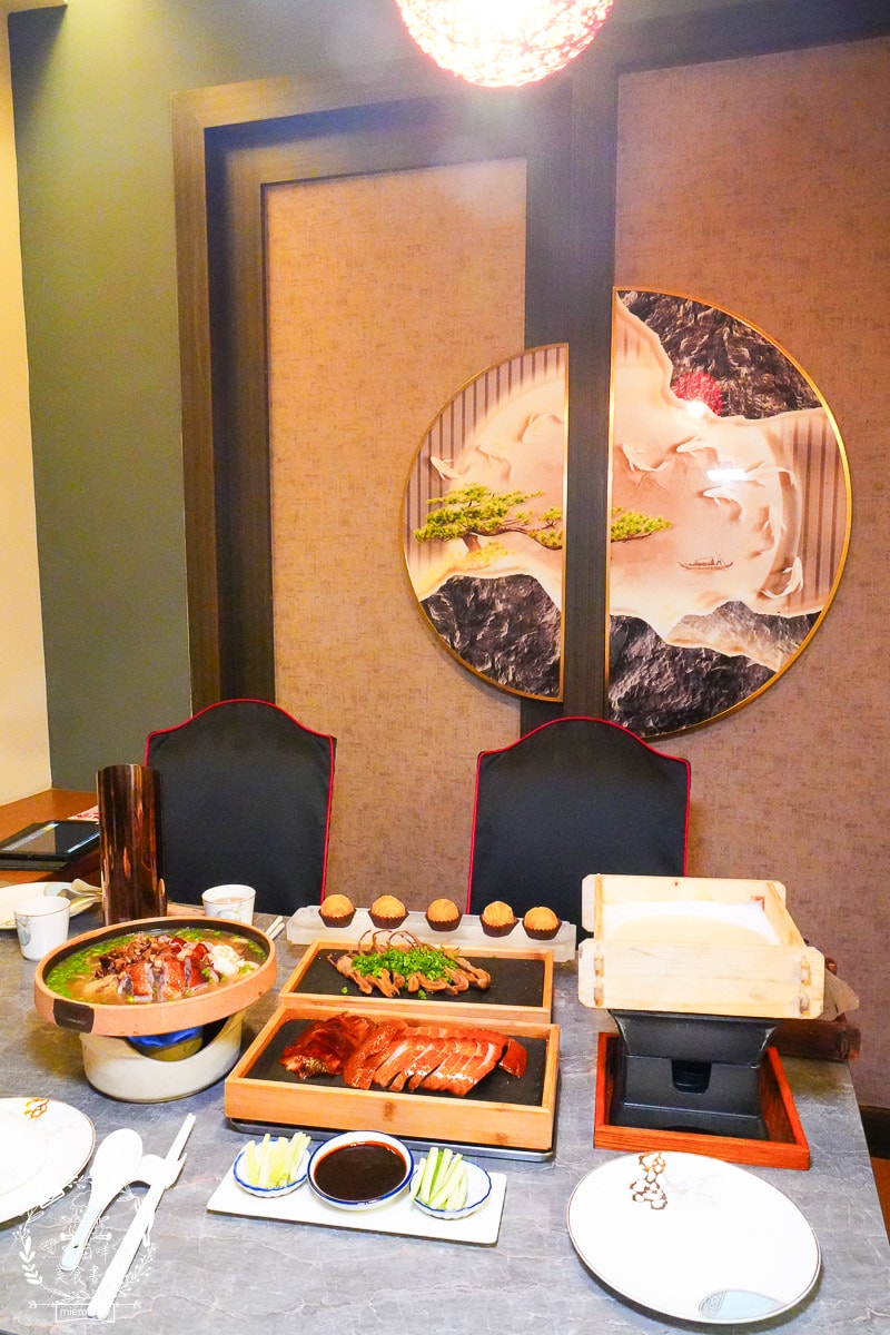 台南烤鴨推薦[墨川四川樟茶烤鴨安平店]平均一個人不到600元的冬至烤鴨大餐！金黃酥脆的烤鴨銷魂好吃！