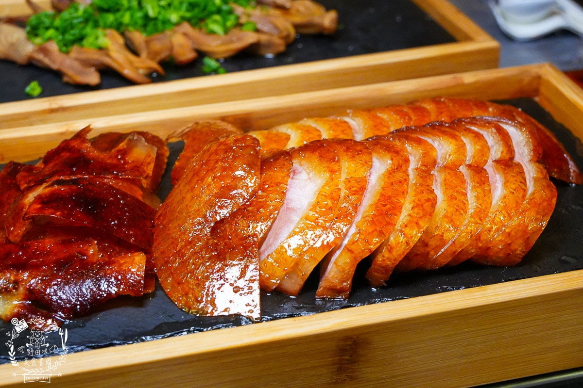 台南烤鴨推薦[墨川四川樟茶烤鴨安平店]平均一個人不到600元的冬至烤鴨大餐！金黃酥脆的烤鴨銷魂好吃！