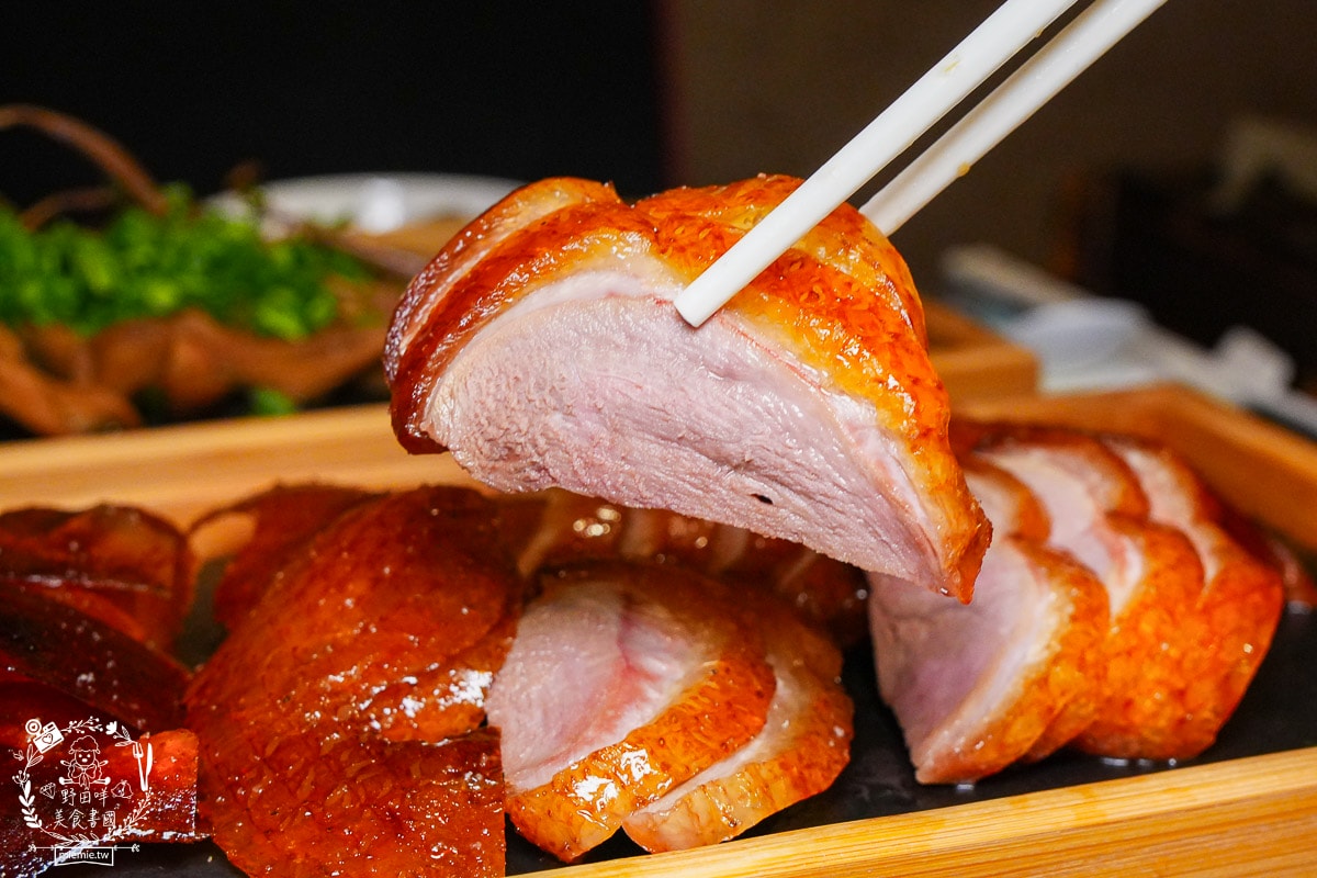 台南烤鴨推薦[墨川四川樟茶烤鴨安平店]平均一個人不到600元的冬至烤鴨大餐！金黃酥脆的烤鴨銷魂好吃！