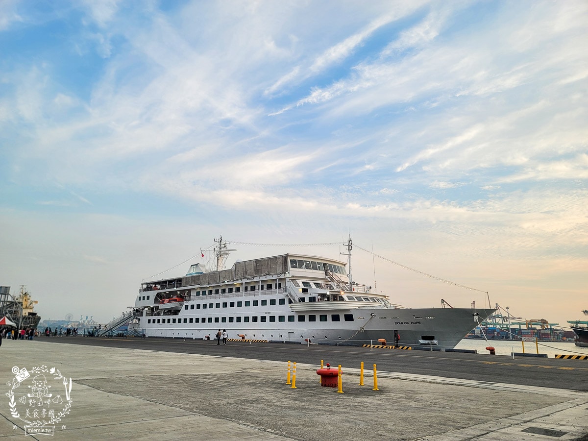 高雄海上圖書館望僕號首來台！超過2,000種不同主題的書籍與景觀咖啡廳！50元即可登船，還有20元抵用券