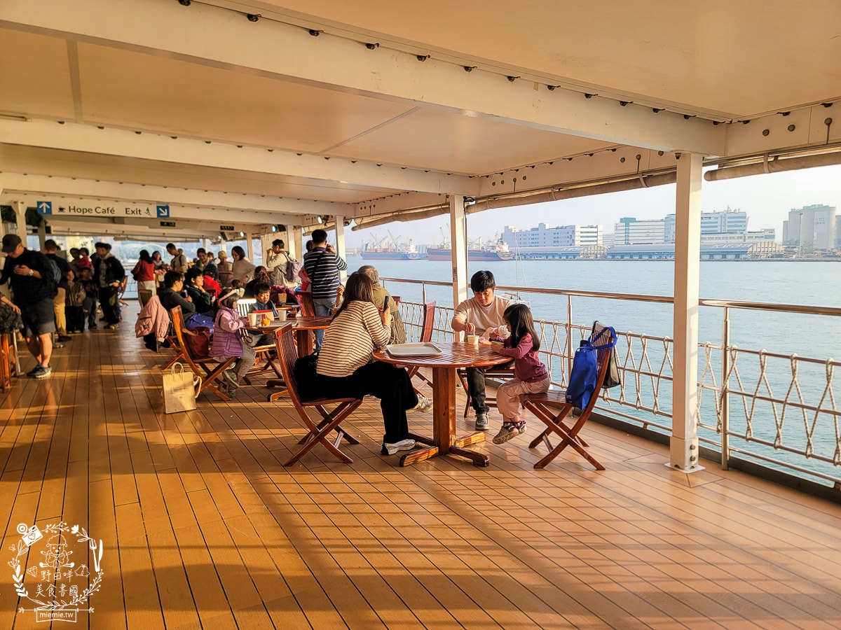 高雄海上圖書館望僕號首來台！超過2,000種不同主題的書籍與景觀咖啡廳！50元即可登船，還有20元抵用券