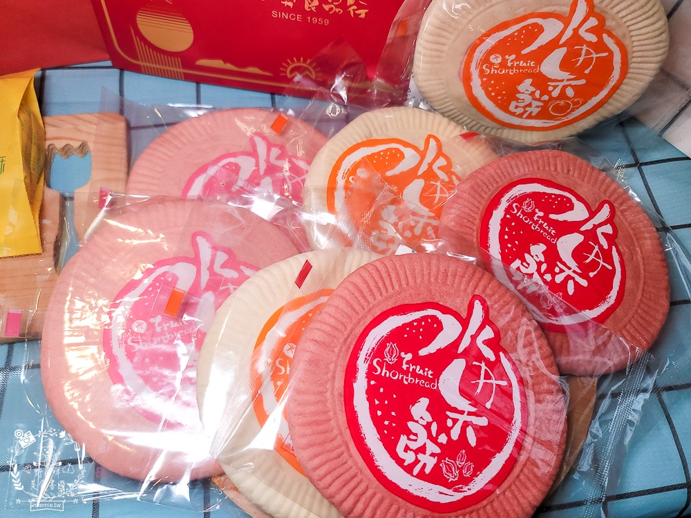 2025春節禮盒推薦[王西勢新春禮盒]多樣繽紛糕餅組合的新春禮盒！水果餅、鳳梨酥與小獅頭御菓燒喜氣洋洋