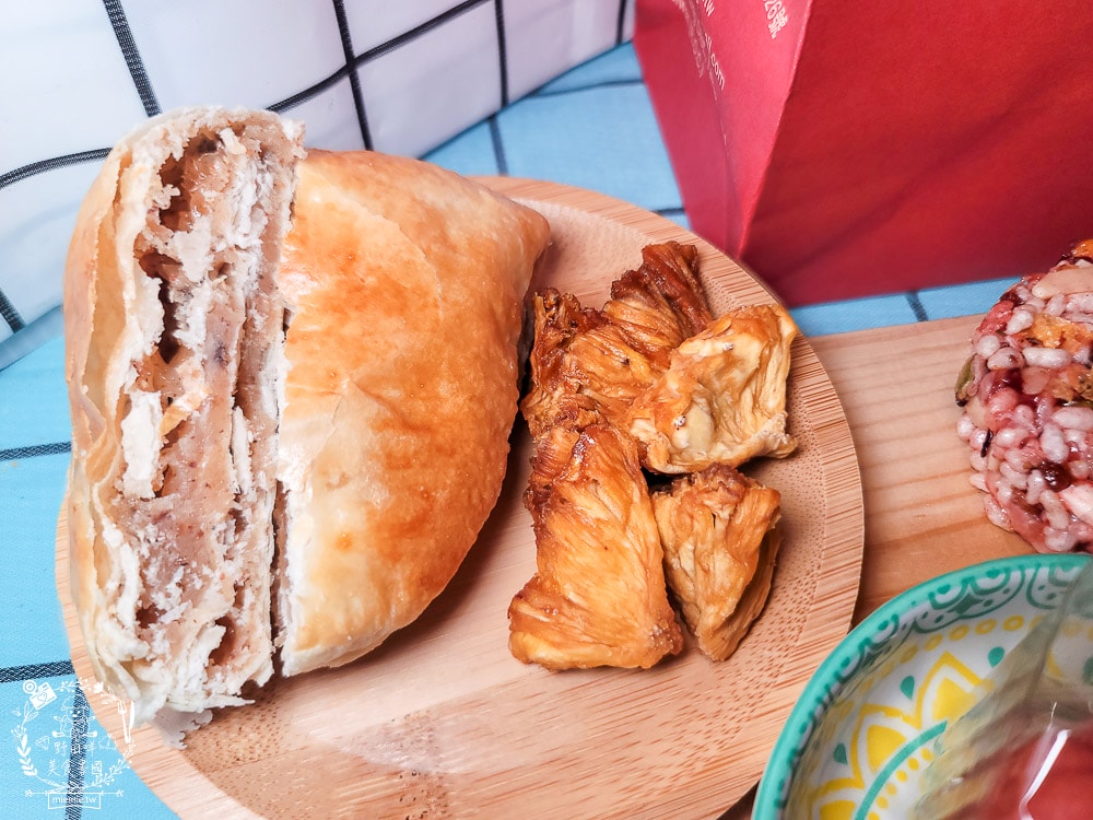 2025春節禮盒推薦[王西勢新春禮盒]多樣繽紛糕餅組合的新春禮盒！水果餅、鳳梨酥與小獅頭御菓燒喜氣洋洋