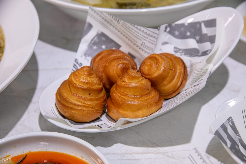 台南第一家狂一鍋酸菜魚時尚開幕囉！肉多多、明水然樂 兩大新創姊妹品牌2025樂多多集團最新力作！