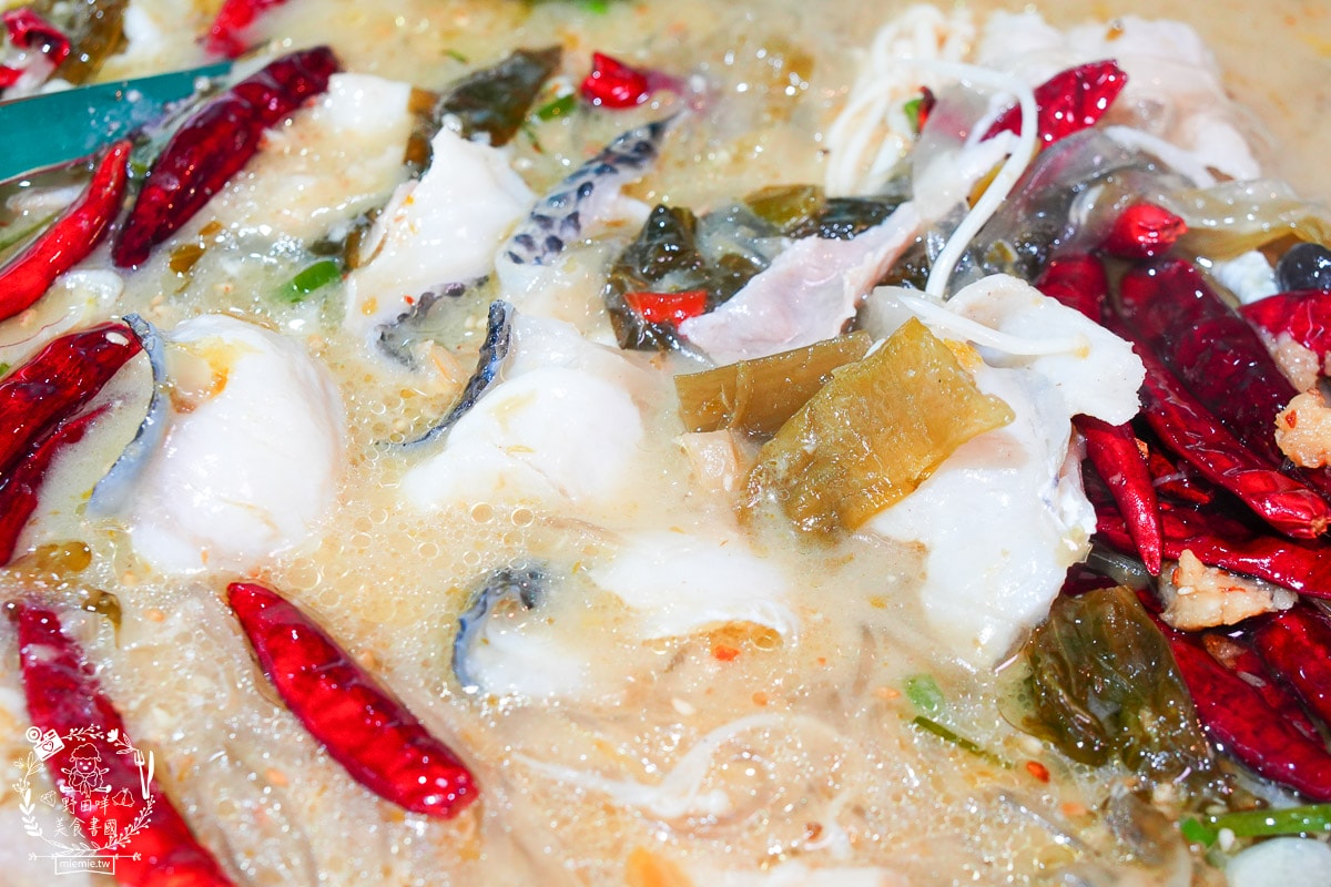 台南第一家狂一鍋酸菜魚時尚開幕囉！肉多多、明水然樂 兩大新創姊妹品牌2025樂多多集團最新力作！