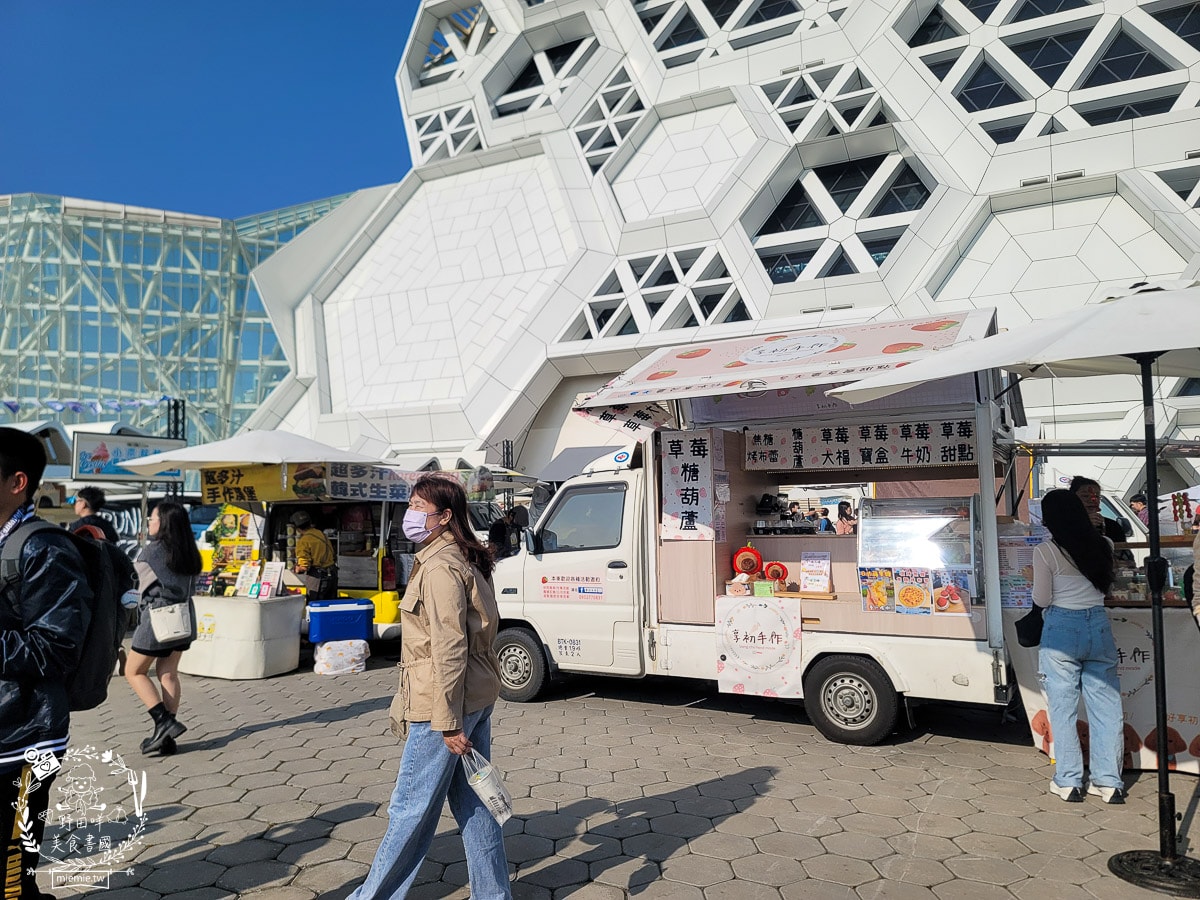 高雄吉伊卡哇三位小可愛出遊流行音樂中心1/25-2/16快來「高雄冬日遊樂園」找吉伊、小八、烏薩奇拍照吧！