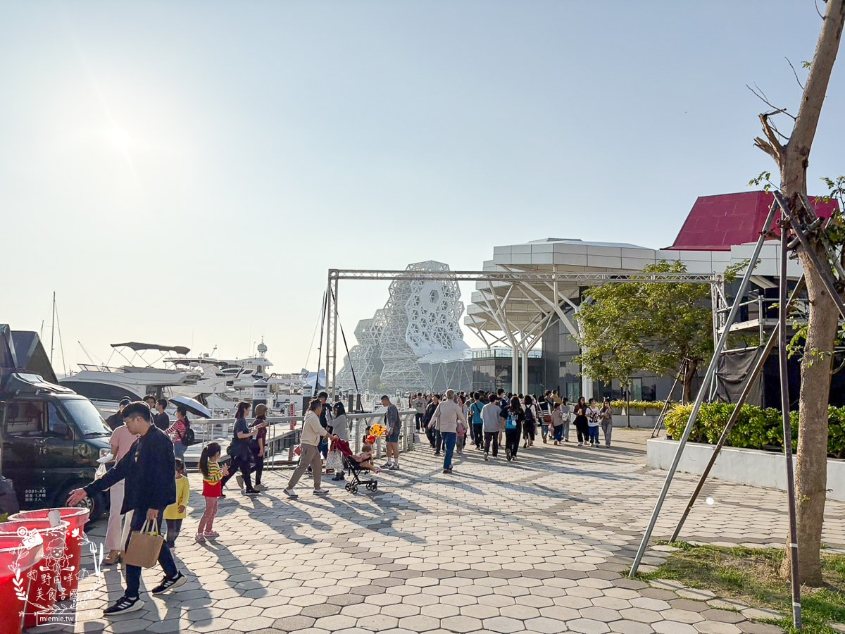 高雄吉伊卡哇三位小可愛出遊流行音樂中心1/25-2/16快來「高雄冬日遊樂園」找吉伊、小八、烏薩奇拍照吧！