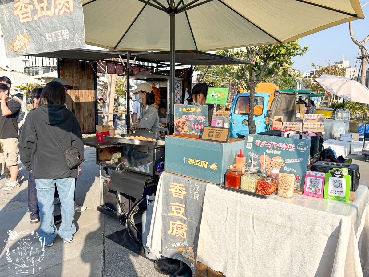 高雄吉伊卡哇三位小可愛出遊流行音樂中心1/25-2/16快來「高雄冬日遊樂園」找吉伊、小八、烏薩奇拍照吧！