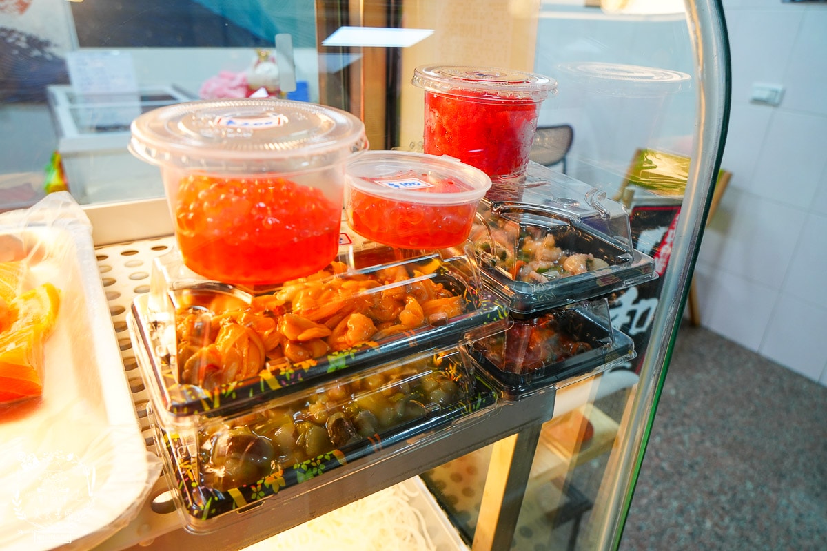 高雄平價生魚片推薦[三川生魚片專賣店]隱藏在文山特區的平價生魚片/200元可以生魚片自由搭配！