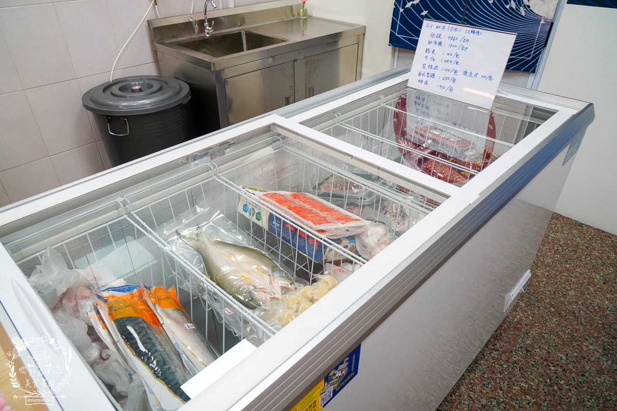 高雄平價生魚片推薦[三川生魚片專賣店]隱藏在文山特區的平價生魚片/200元可以生魚片自由搭配！