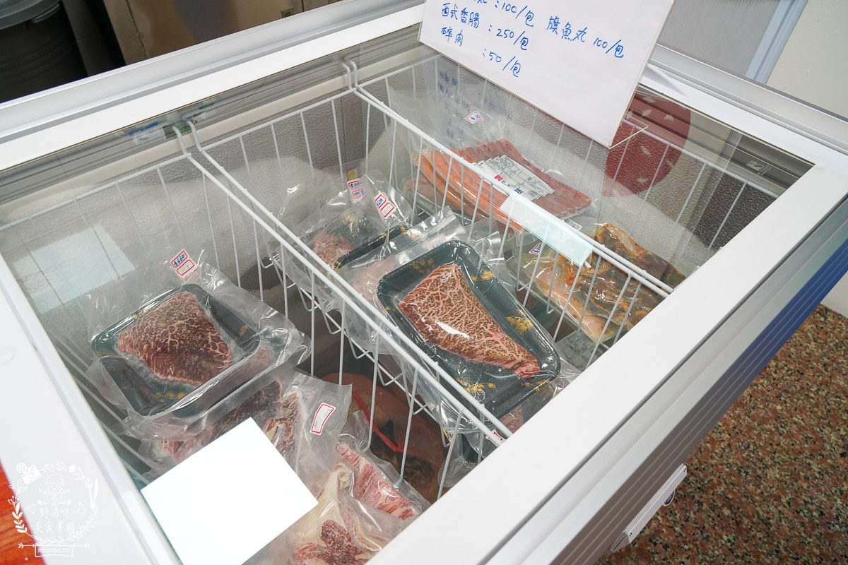 高雄平價生魚片推薦[三川生魚片專賣店]隱藏在文山特區的平價生魚片/200元可以生魚片自由搭配！