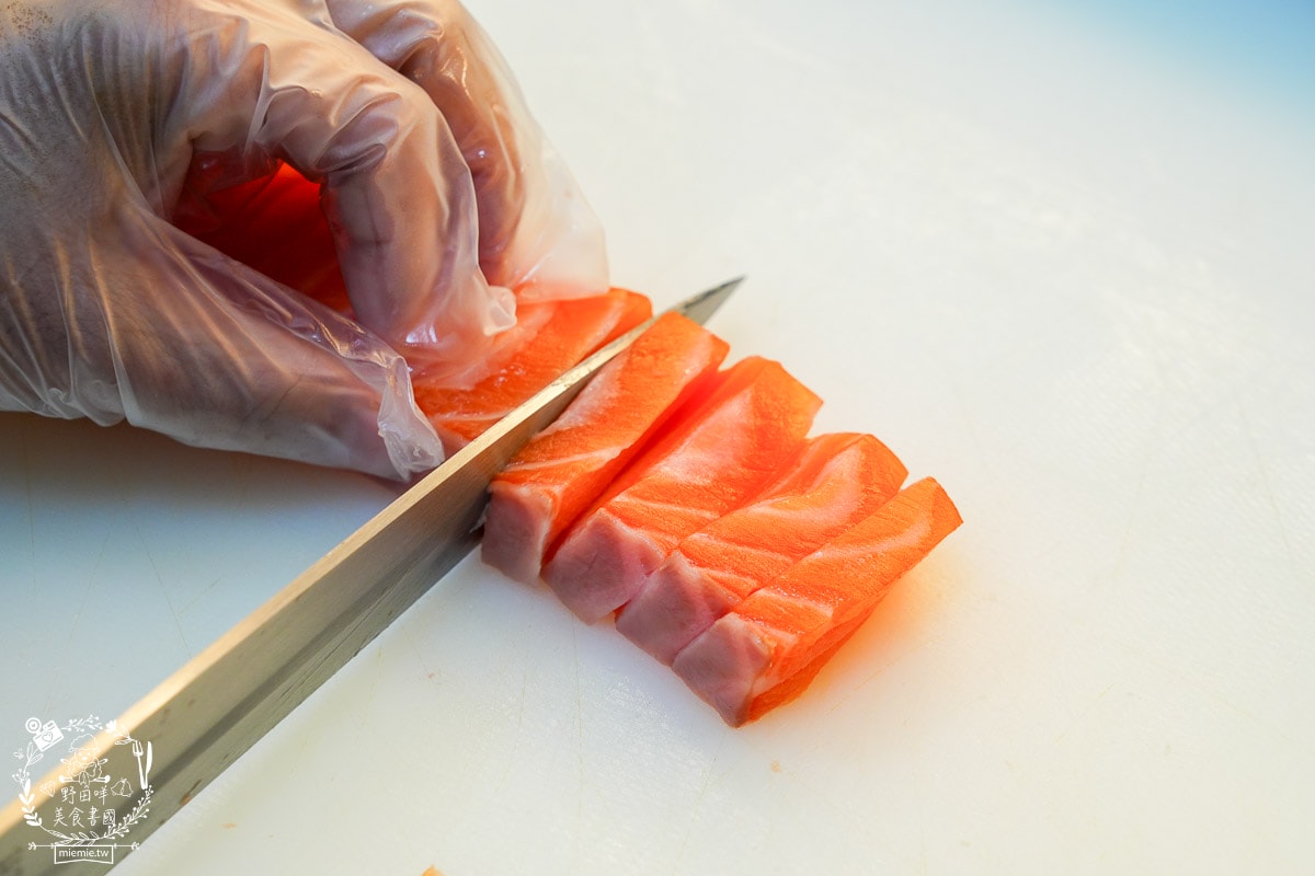 高雄平價生魚片推薦[三川生魚片專賣店]隱藏在文山特區的平價生魚片/200元可以生魚片自由搭配！