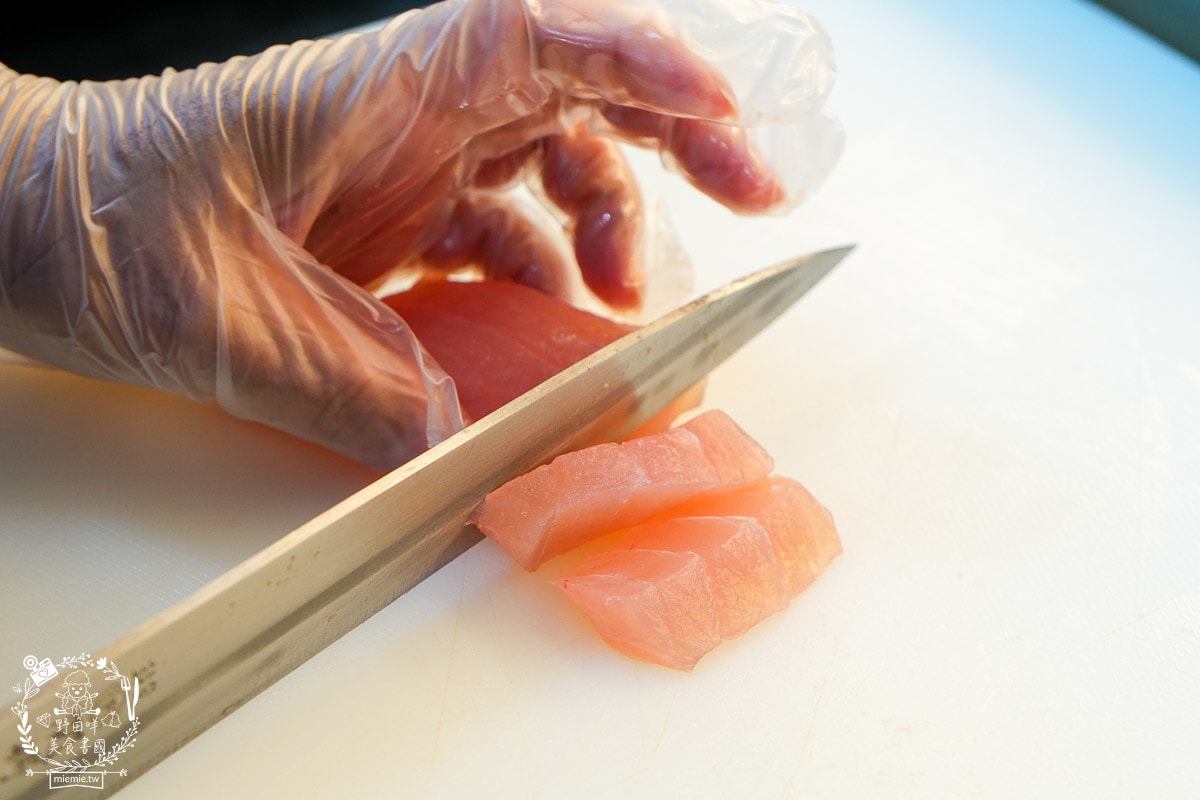 高雄平價生魚片推薦[三川生魚片專賣店]隱藏在文山特區的平價生魚片/200元可以生魚片自由搭配！