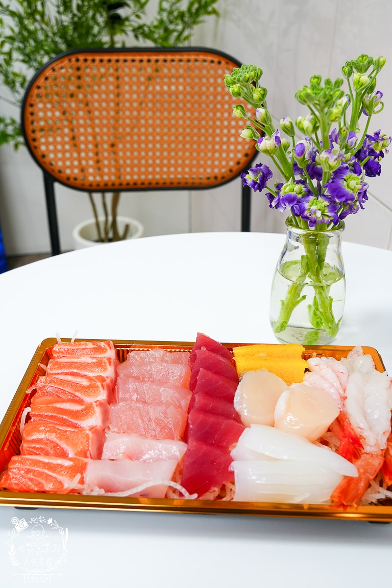 高雄平價生魚片推薦[三川生魚片專賣店]隱藏在文山特區的平價生魚片/200元可以生魚片自由搭配！