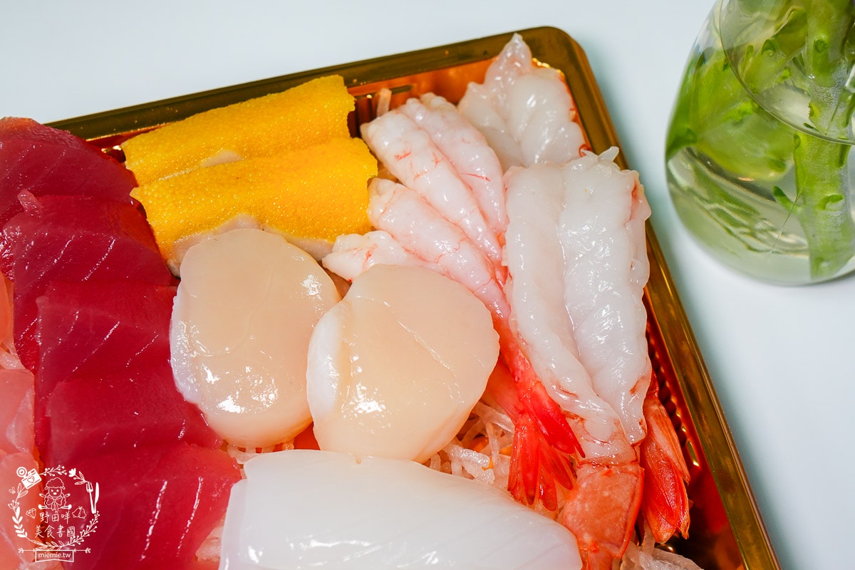 高雄平價生魚片推薦[三川生魚片專賣店]隱藏在文山特區的平價生魚片/200元可以生魚片自由搭配！