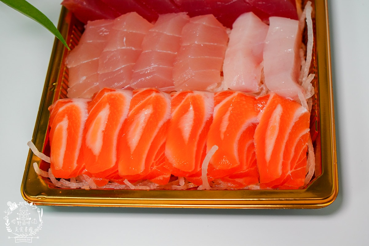 高雄平價生魚片推薦[三川生魚片專賣店]隱藏在文山特區的平價生魚片/200元可以生魚片自由搭配！