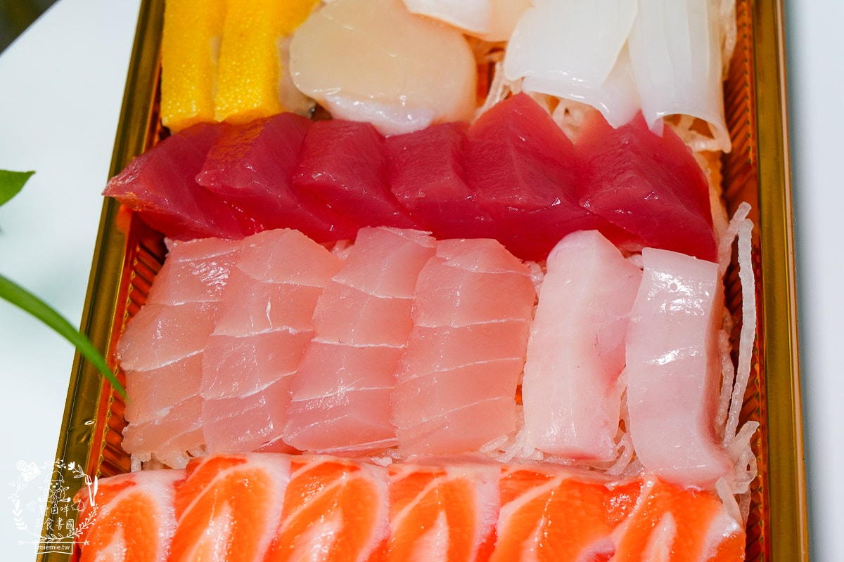 高雄平價生魚片推薦[三川生魚片專賣店]隱藏在文山特區的平價生魚片/200元可以生魚片自由搭配！