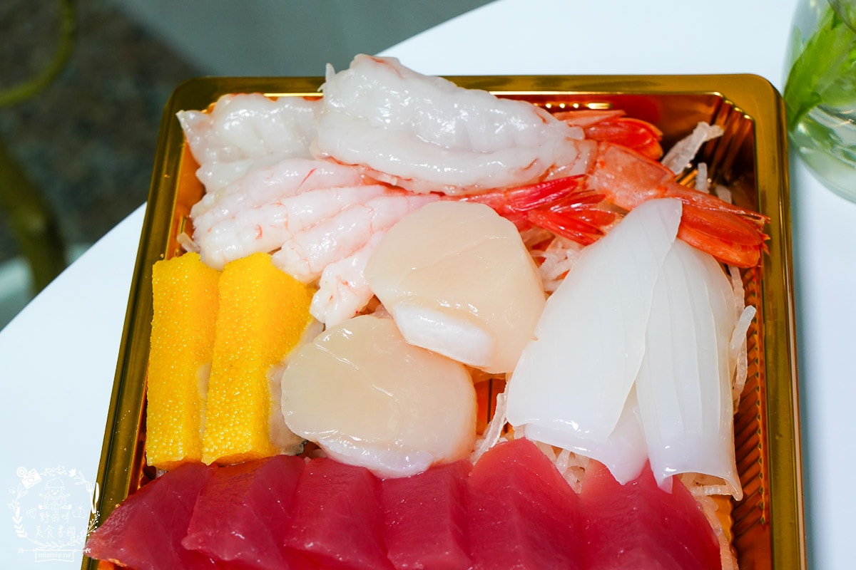 高雄平價生魚片推薦[三川生魚片專賣店]隱藏在文山特區的平價生魚片/200元可以生魚片自由搭配！