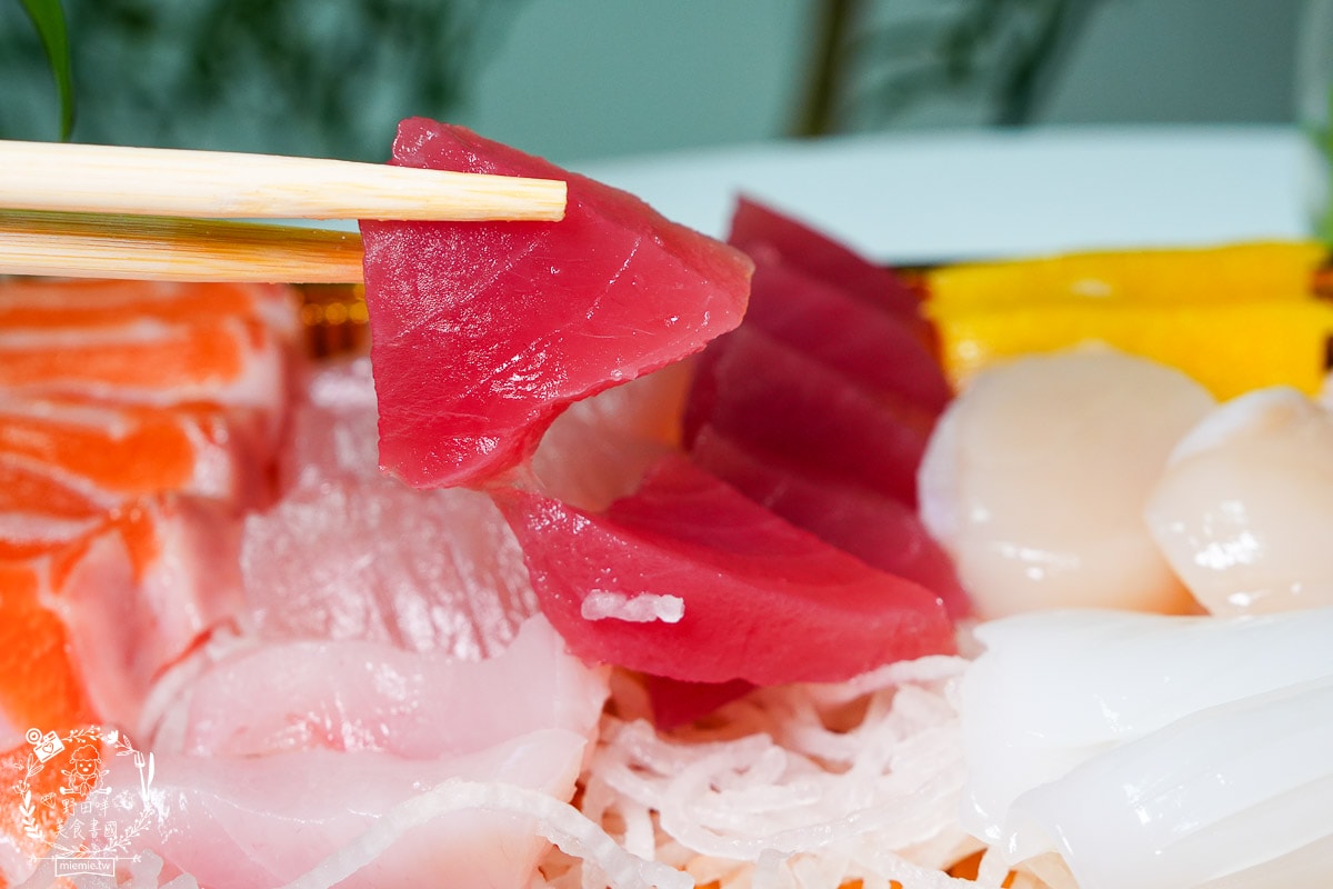 高雄平價生魚片推薦[三川生魚片專賣店]隱藏在文山特區的平價生魚片/200元可以生魚片自由搭配！