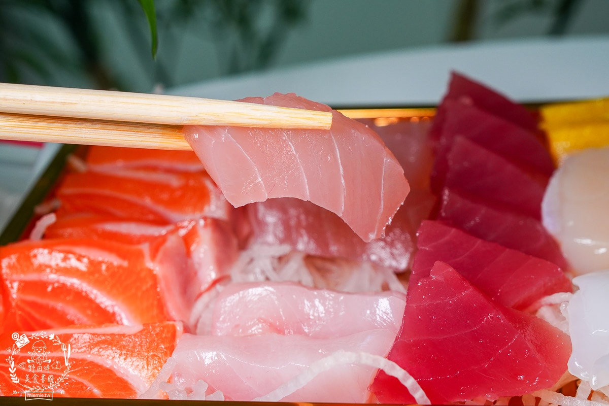 高雄平價生魚片推薦[三川生魚片專賣店]隱藏在文山特區的平價生魚片/200元可以生魚片自由搭配！