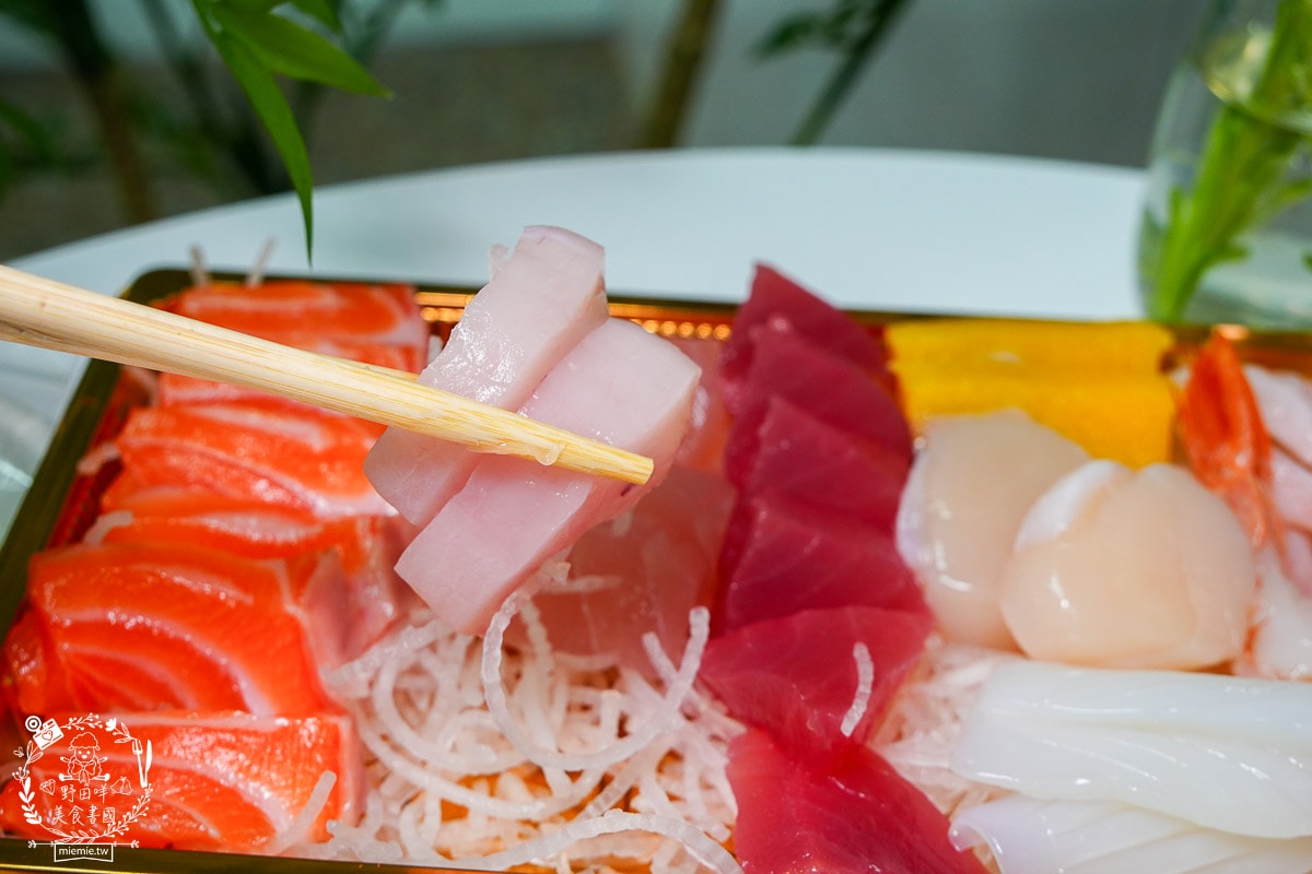 高雄平價生魚片推薦[三川生魚片專賣店]隱藏在文山特區的平價生魚片/200元可以生魚片自由搭配！