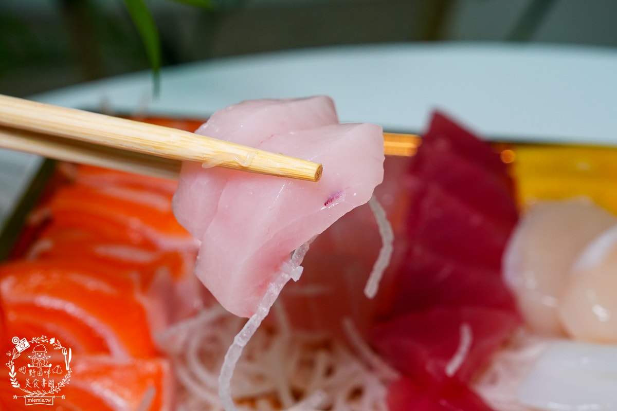 高雄平價生魚片推薦[三川生魚片專賣店]隱藏在文山特區的平價生魚片/200元可以生魚片自由搭配！