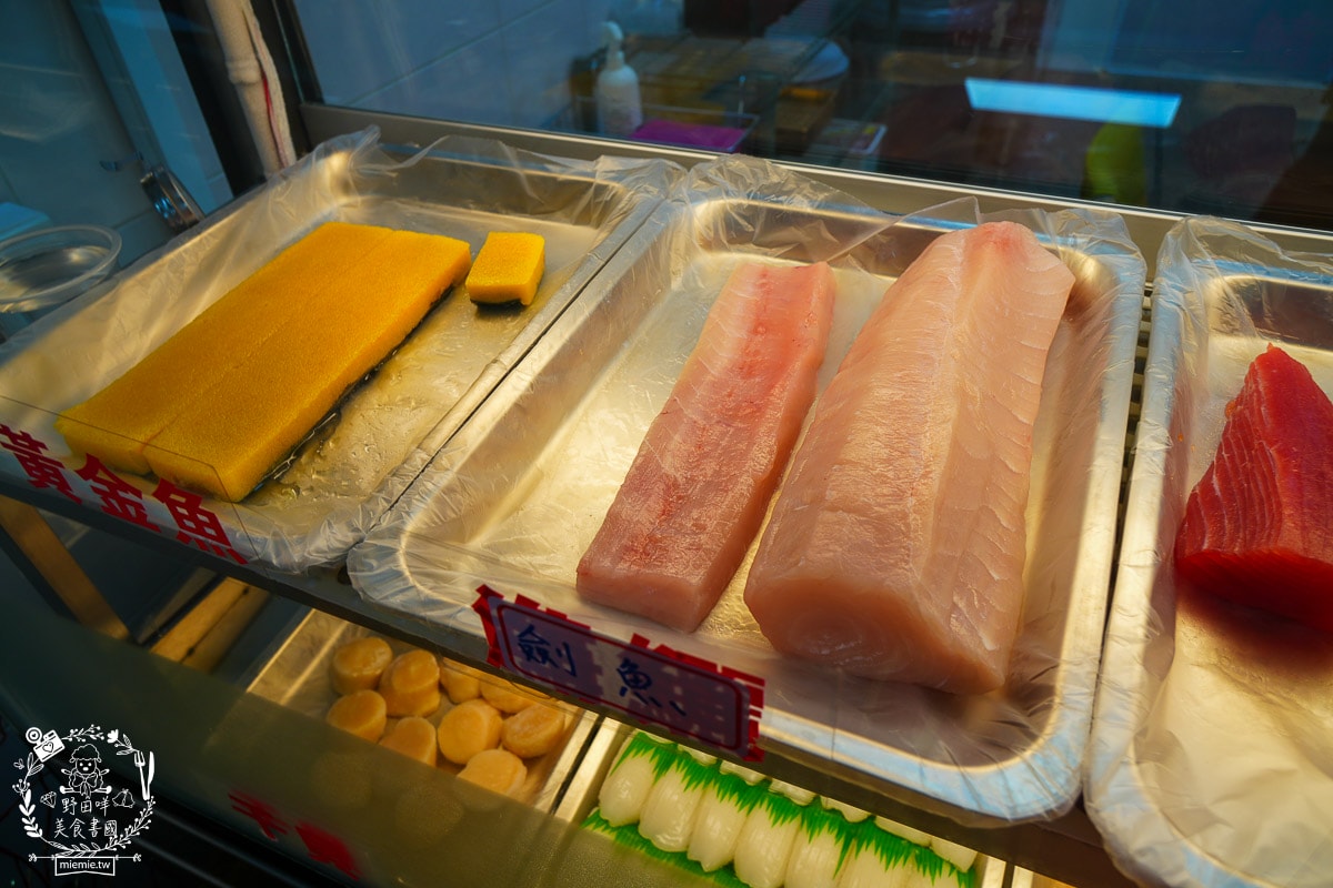 高雄平價生魚片推薦[三川生魚片專賣店]隱藏在文山特區的平價生魚片/200元可以生魚片自由搭配！