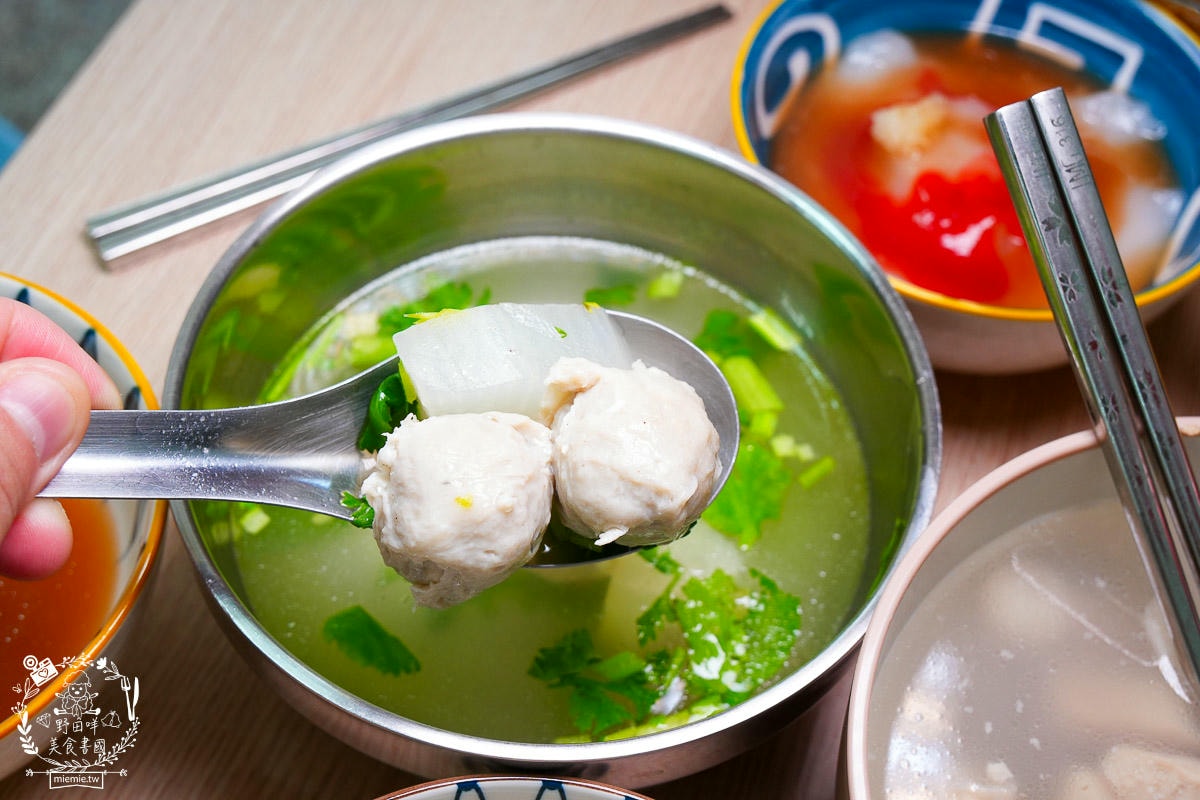 鳳山肉圓四神湯油飯推薦[初肉圓]超平價的鳳山美食！肉圓油飯人氣必點！四神湯料超級多？