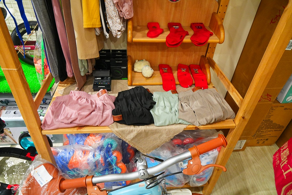 河堤商圈美食景點與社區隱藏小店推薦|平日也大客滿的餐館|超平價寬敞的兒童遊樂空間|超多款滑步車可以挑選|