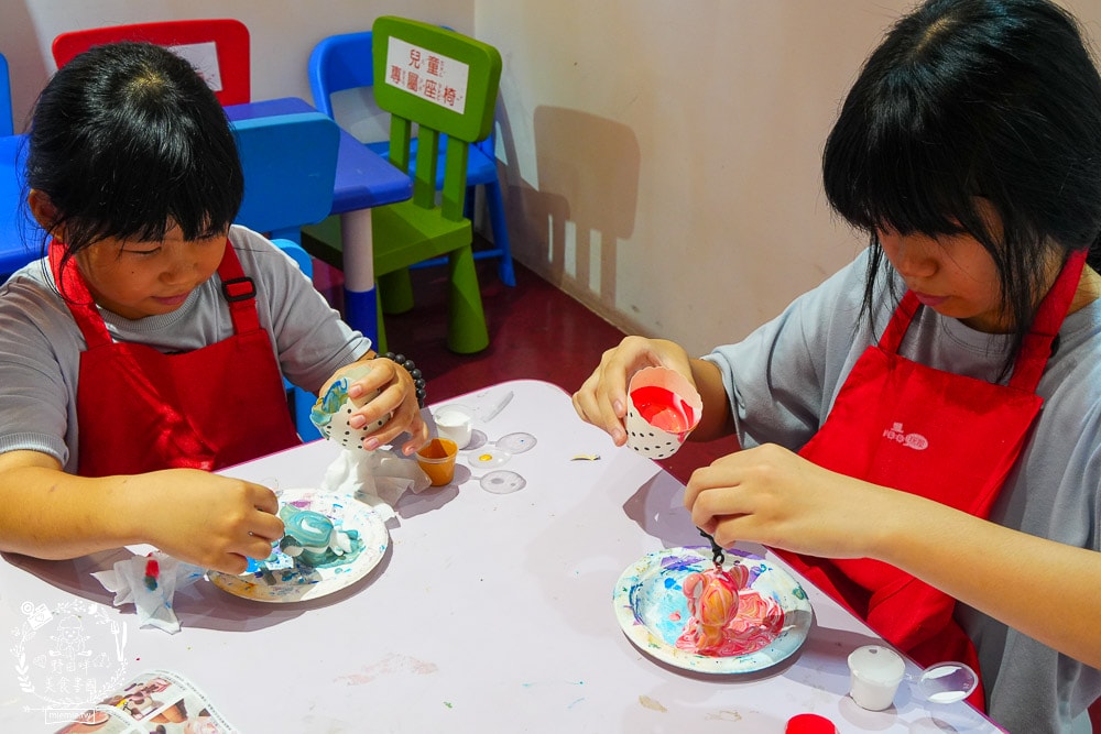河堤商圈美食景點與社區隱藏小店推薦|平日也大客滿的餐館|超平價寬敞的兒童遊樂空間|超多款滑步車可以挑選|