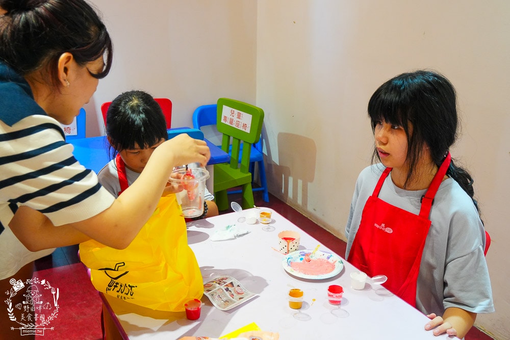 河堤商圈美食景點與社區隱藏小店推薦|平日也大客滿的餐館|超平價寬敞的兒童遊樂空間|超多款滑步車可以挑選|
