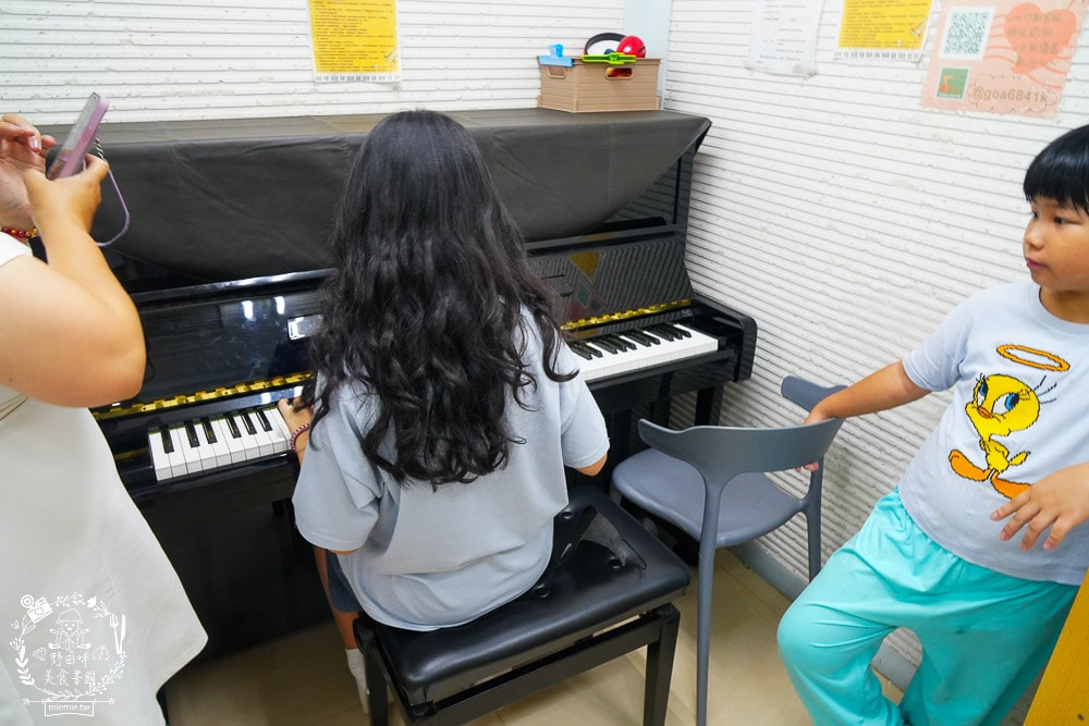 河堤商圈美食景點與社區隱藏小店推薦|平日也大客滿的餐館|超平價寬敞的兒童遊樂空間|超多款滑步車可以挑選|
