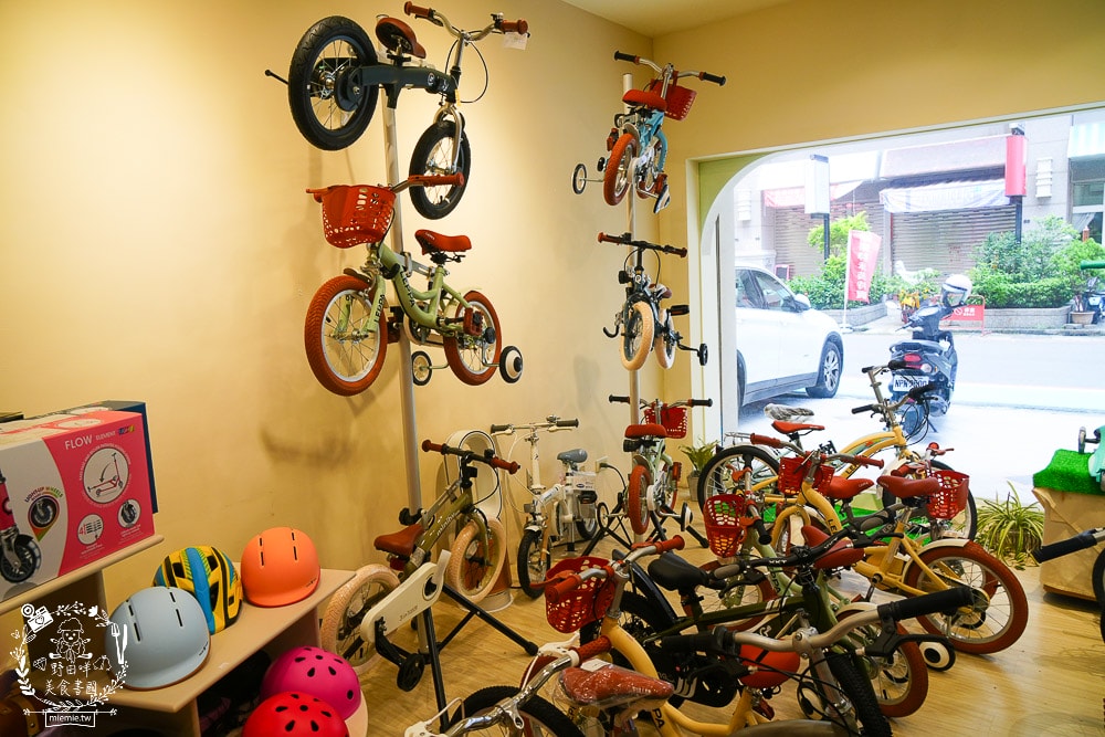 河堤商圈美食景點與社區隱藏小店推薦|平日也大客滿的餐館|超平價寬敞的兒童遊樂空間|超多款滑步車可以挑選|