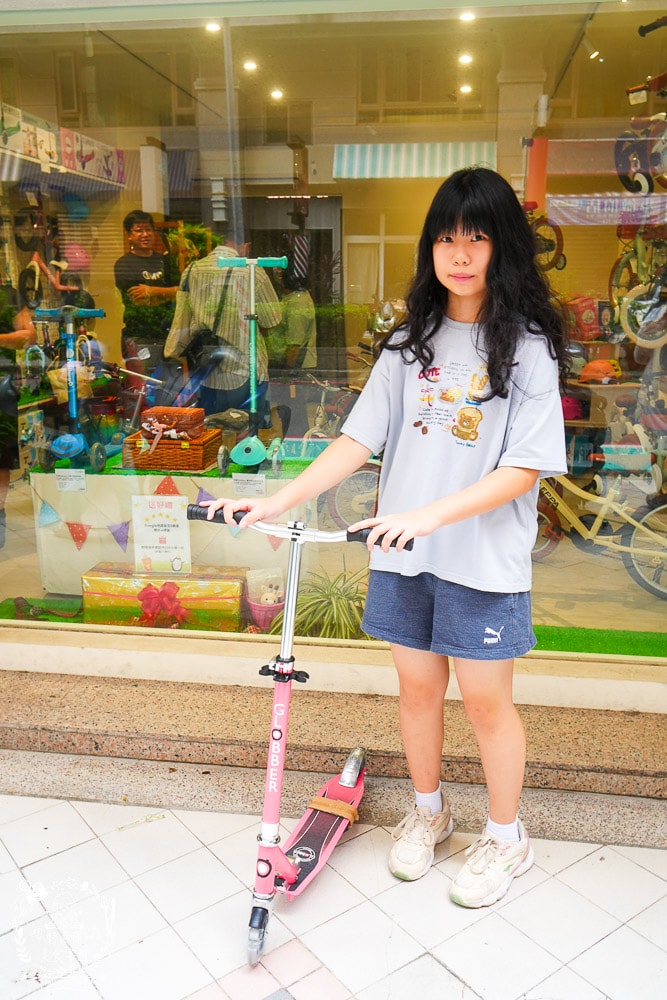 河堤商圈美食景點與社區隱藏小店推薦|平日也大客滿的餐館|超平價寬敞的兒童遊樂空間|超多款滑步車可以挑選|