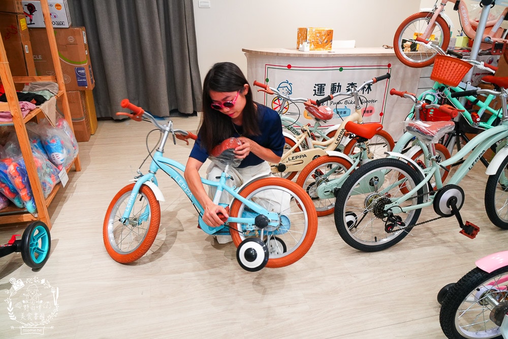 河堤商圈美食景點與社區隱藏小店推薦|平日也大客滿的餐館|超平價寬敞的兒童遊樂空間|超多款滑步車可以挑選|