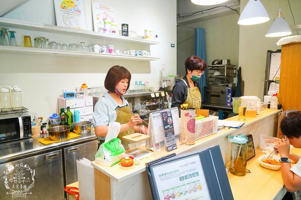 河堤商圈美食景點與社區隱藏小店推薦|平日也大客滿的餐館|超平價寬敞的兒童遊樂空間|超多款滑步車可以挑選|