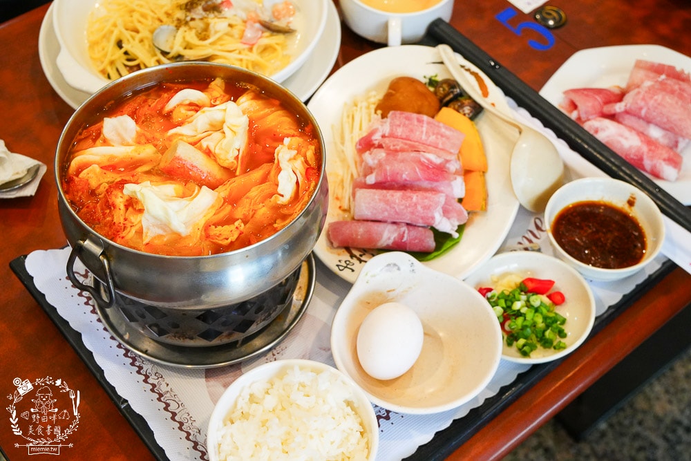 河堤商圈美食景點與社區隱藏小店推薦|平日也大客滿的餐館|超平價寬敞的兒童遊樂空間|超多款滑步車可以挑選|