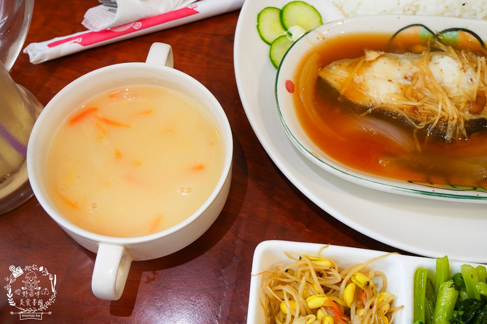 河堤商圈美食景點與社區隱藏小店推薦|平日也大客滿的餐館|超平價寬敞的兒童遊樂空間|超多款滑步車可以挑選|