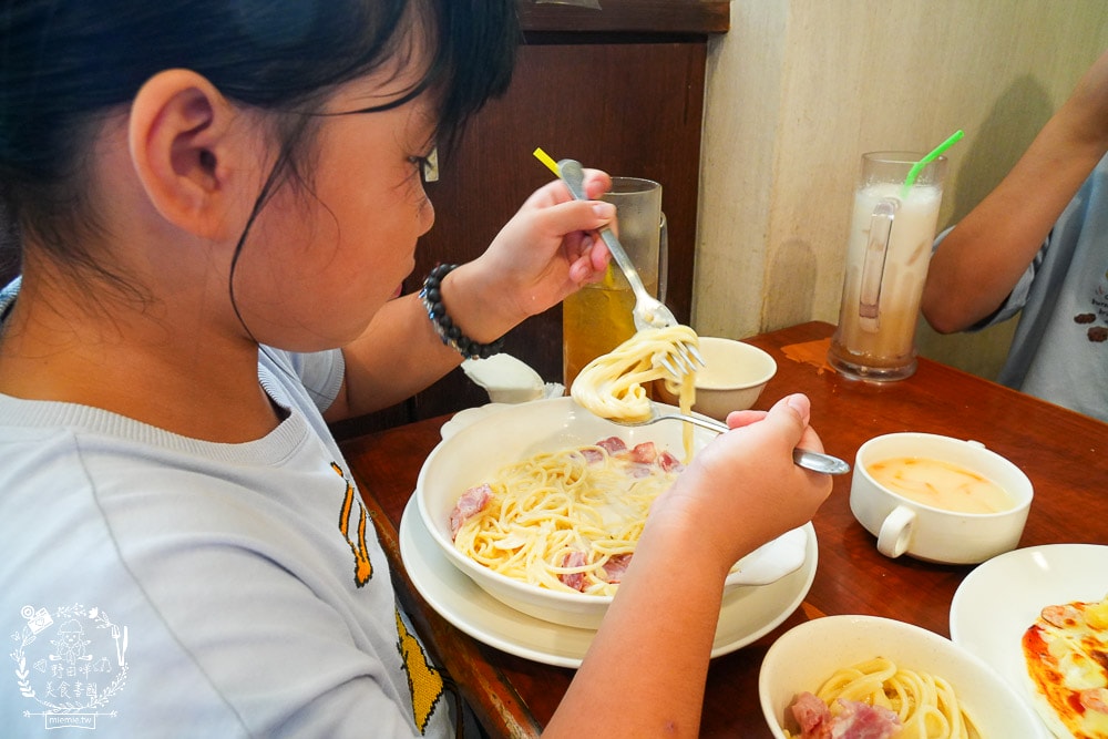 河堤商圈美食景點與社區隱藏小店推薦|平日也大客滿的餐館|超平價寬敞的兒童遊樂空間|超多款滑步車可以挑選|