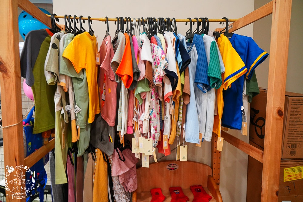 河堤商圈美食景點與社區隱藏小店推薦|平日也大客滿的餐館|超平價寬敞的兒童遊樂空間|超多款滑步車可以挑選|