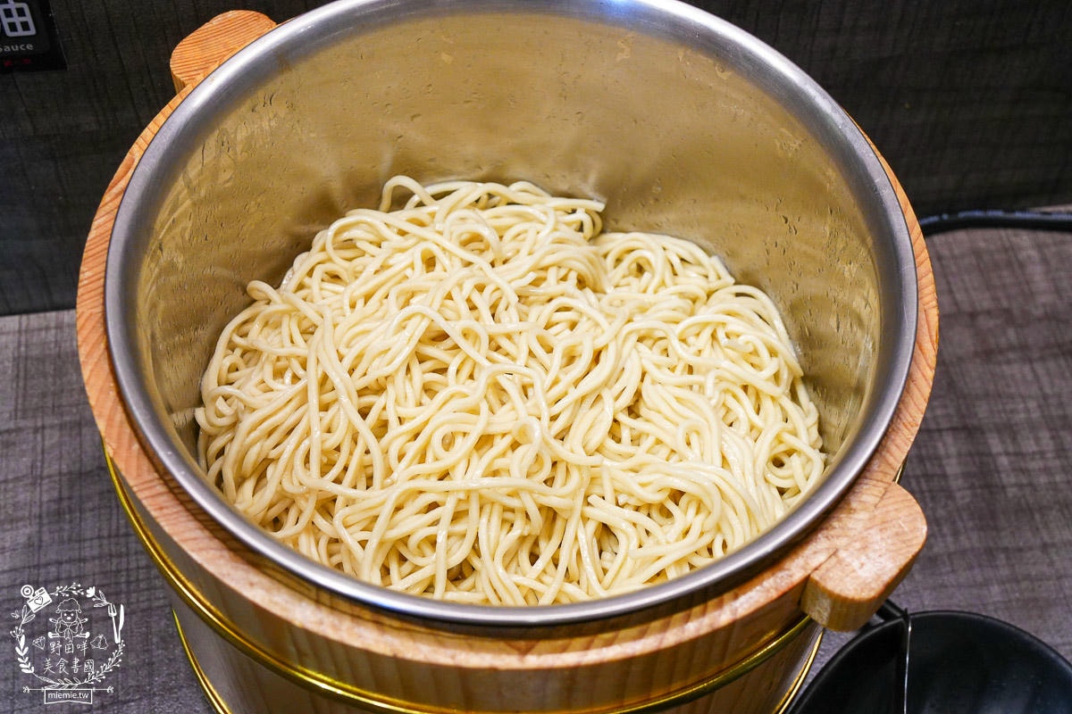 高雄[鍋道一號高雄鳳山店]平日只要199元超狂自助吧超過40種品項爽爽吃到飽？CP值超高的鳳山火鍋店！