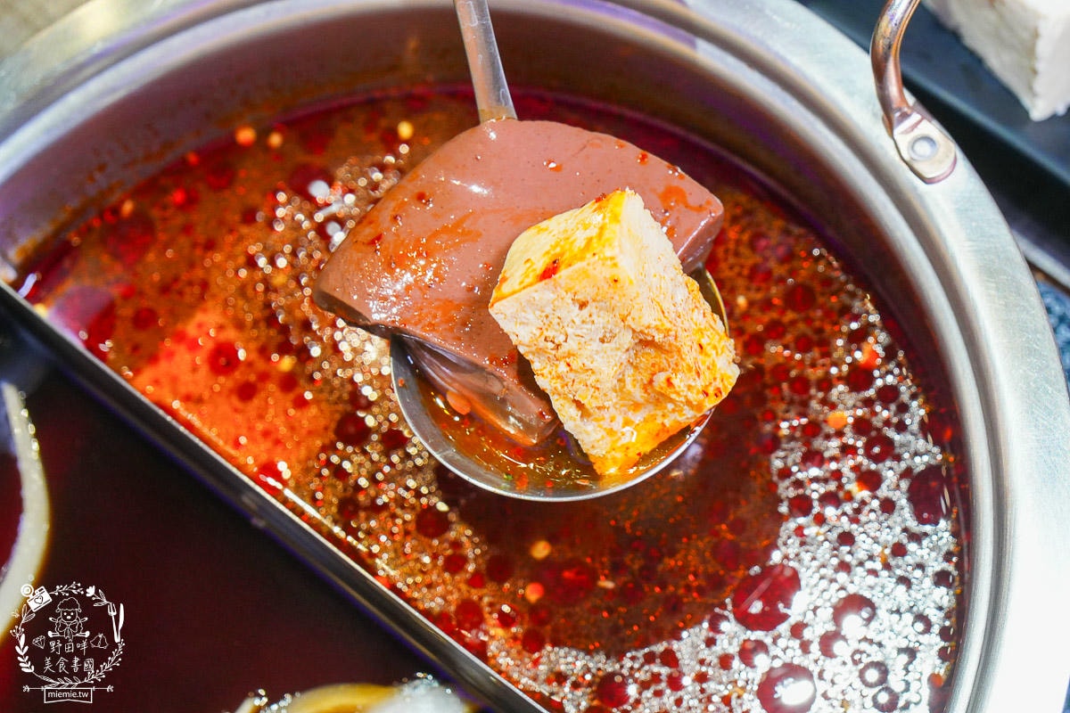 高雄[鍋道一號高雄鳳山店]平日只要199元超狂自助吧超過40種品項爽爽吃到飽？CP值超高的鳳山火鍋店！